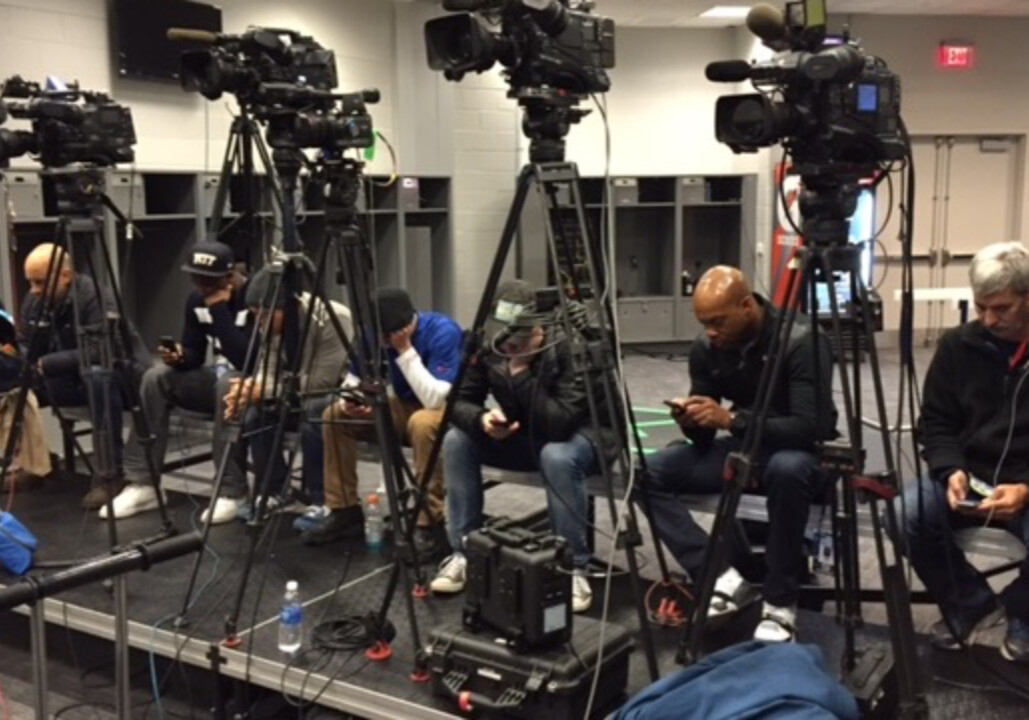 Presser_on_phones